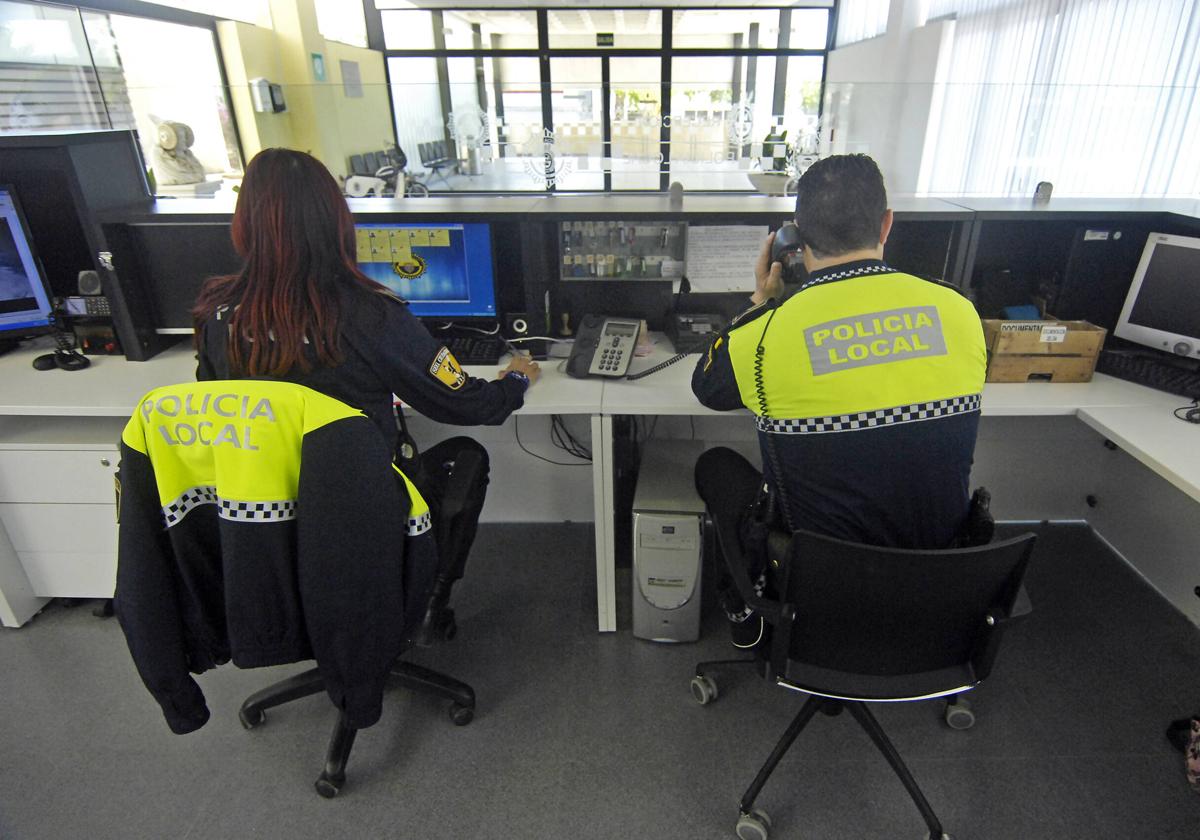 Agentes de la Policía Local de Elche durante su labor.