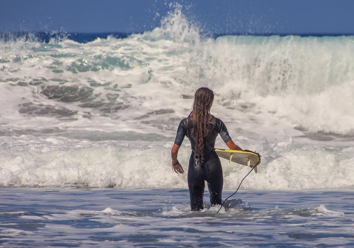 Cursos de surf gratis en El Campello.