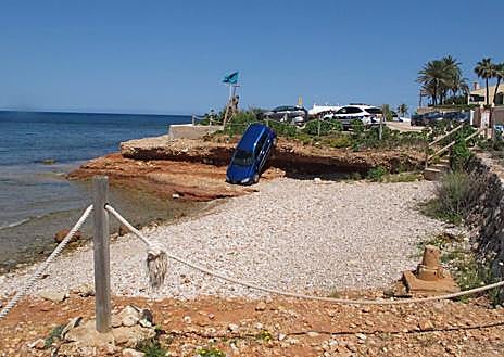 Imagen secundaria 1 - Imágenes del vehículo que se ha precipitado.