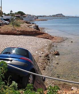 Imagen secundaria 2 - Imágenes del vehículo que se ha precipitado.