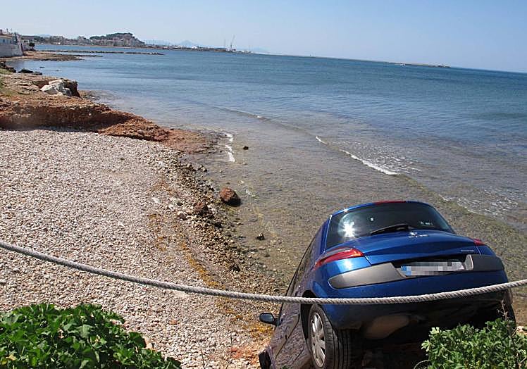 Imagen principal - Imágenes del vehículo que se ha precipitado.