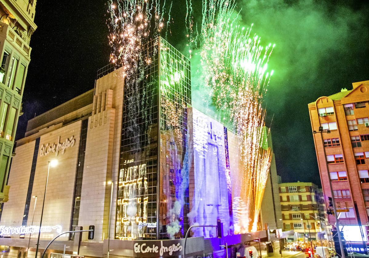 Arribada del foc en El Corte Inglés de Alicante.