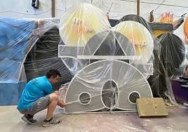 El artista de hogueras Rober Climent embala sus figuras.