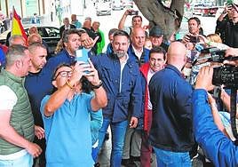 Mestre, junto a Abascal, durante la visita de este a Orihuela.