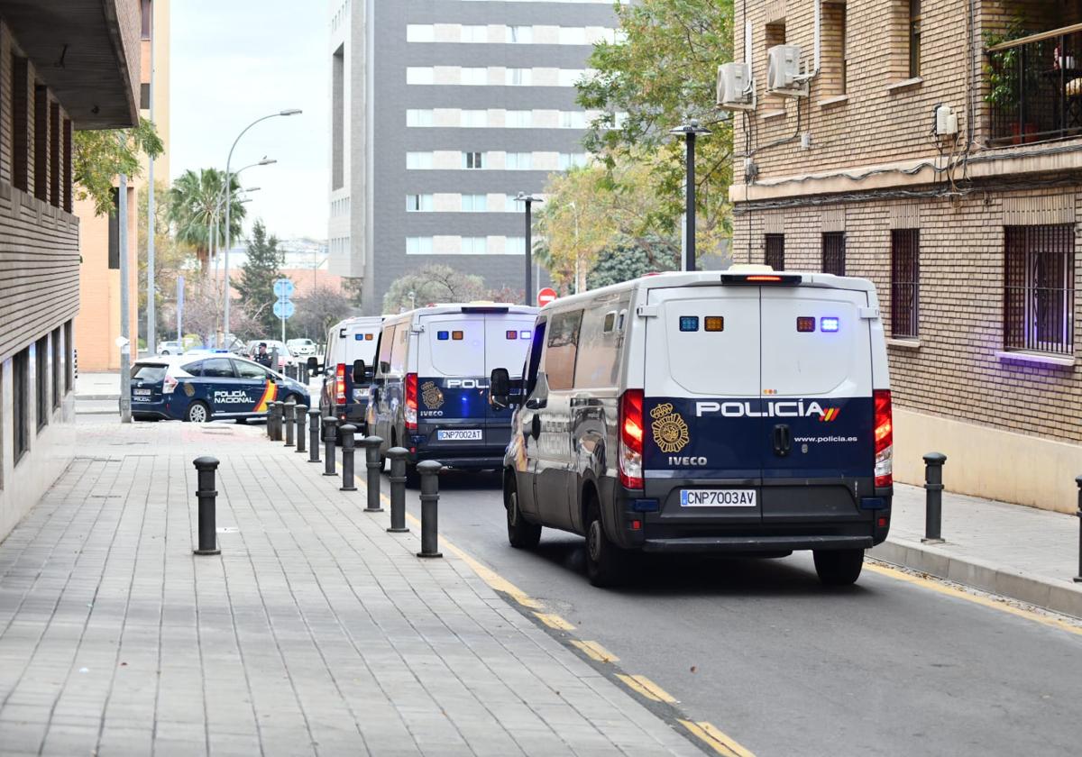 Furgones de la Policía Nacional salen de la Comisaría Provincial.