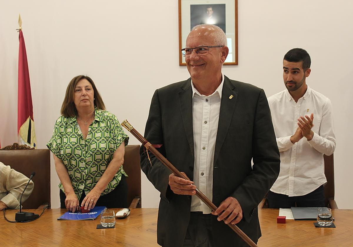 Vicente Gimalt, con la vara de mando.