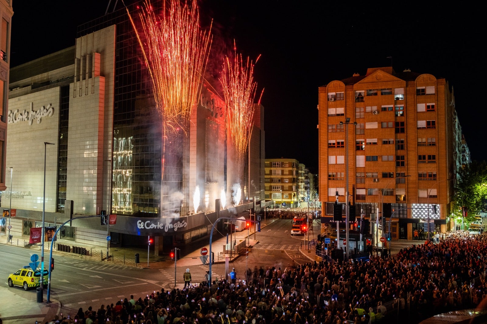 Luz, pólvora y música dan la bienvenida a las Hogueras de Alicante