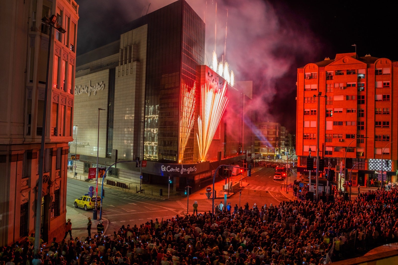 Luz, pólvora y música dan la bienvenida a las Hogueras de Alicante