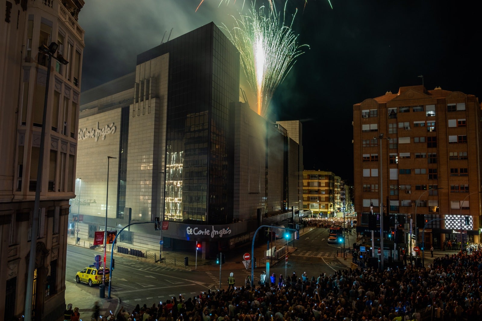 Luz, pólvora y música dan la bienvenida a las Hogueras de Alicante