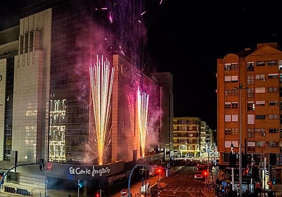 Luz, pólvora y música dan la bienvenida a las Hogueras de Alicante
