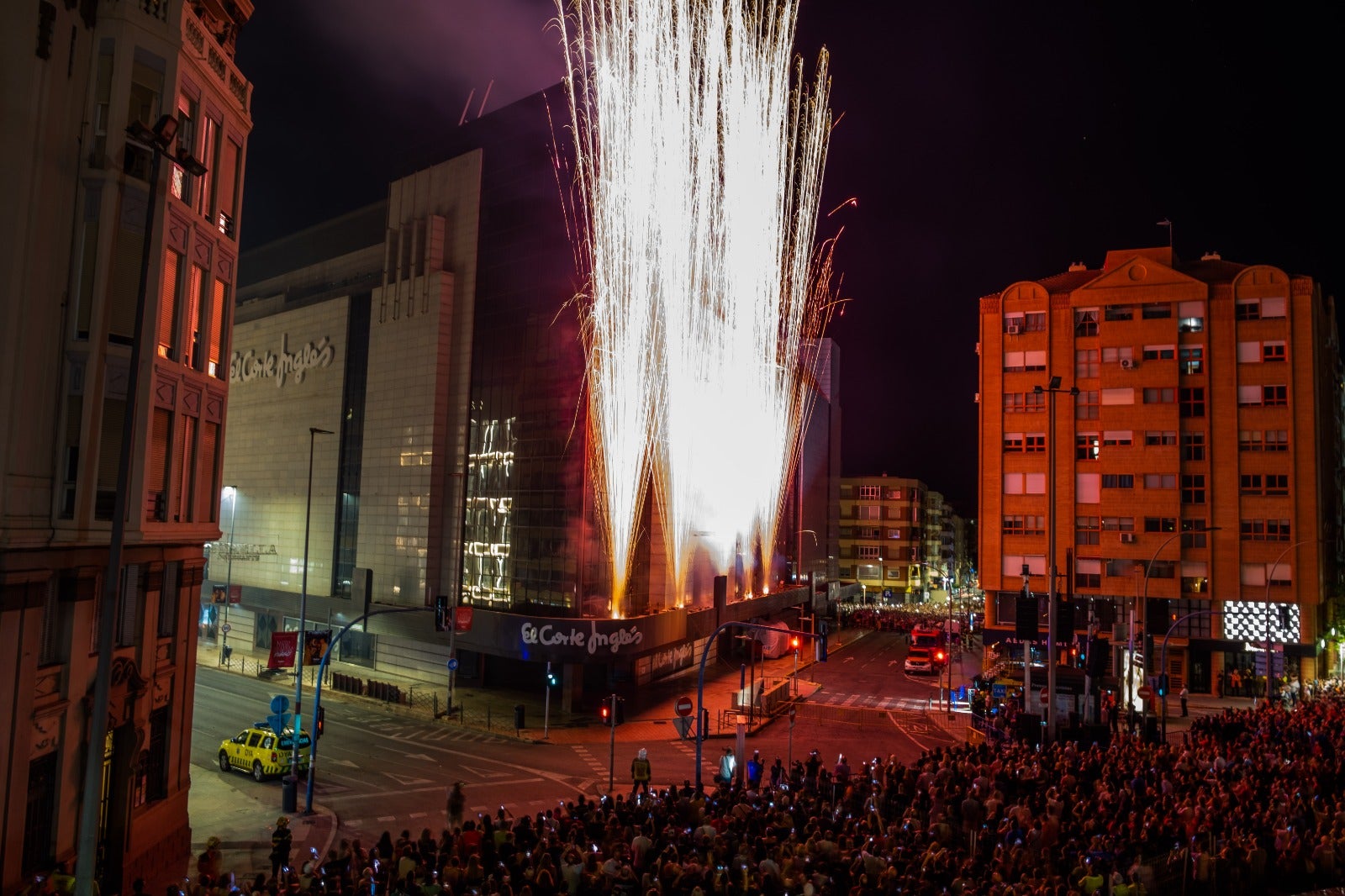 Luz, pólvora y música dan la bienvenida a las Hogueras de Alicante