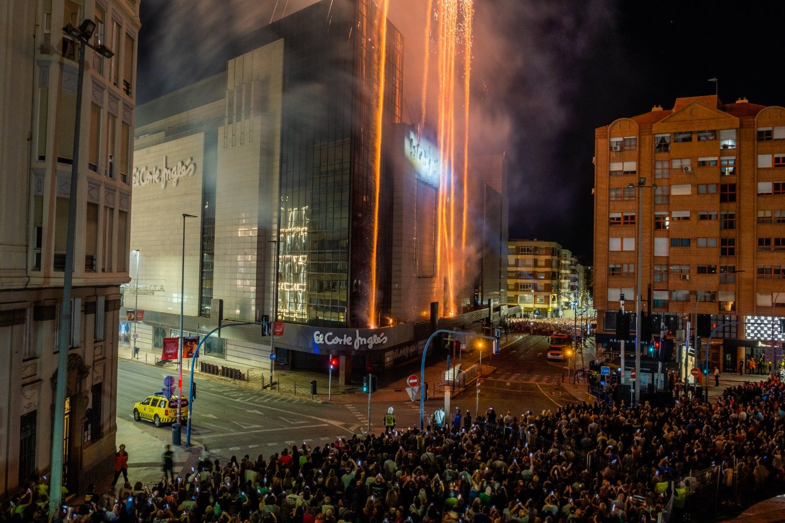 Luz, pólvora y música dan la bienvenida a las Hogueras de Alicante