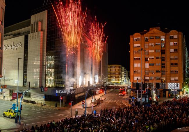 Disparo de la 'Arribada del foc' en El Corte Inglés de Alicante.