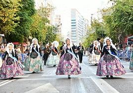 La entrada de bandas inaugura las Hogueras al ritmo de los pasodobles