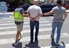 El prófugo, escoltado por dos agentes de la Policía Nacional.