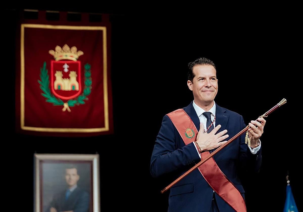 Rubén Alfaro, emocionado tras recibir la vara de mando.