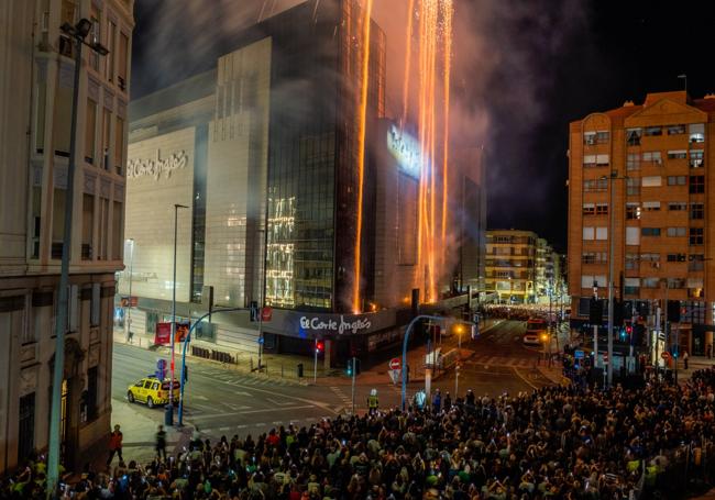 Disparo de la 'Arribada del foc' en El Corte Inglés de Alicante.