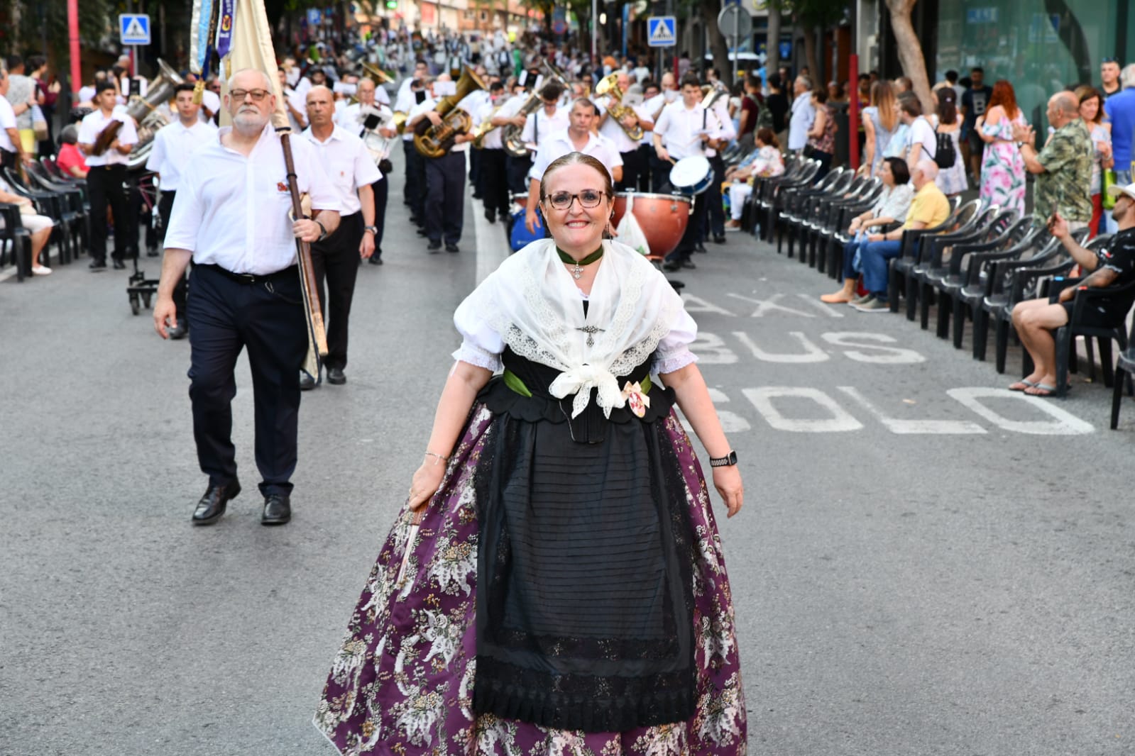 Una foguerera desfila delante de la banda en la entrada