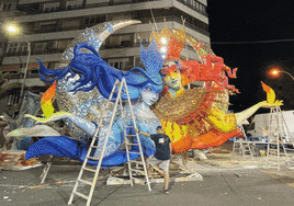 Las hogueras Especiales de Alicante empiezan a lucir sus remates.