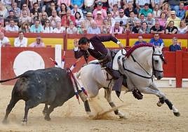 Diego Ventura se adorna después de colocar una banderilla corta sobre el lomo de Jaquetón-39
