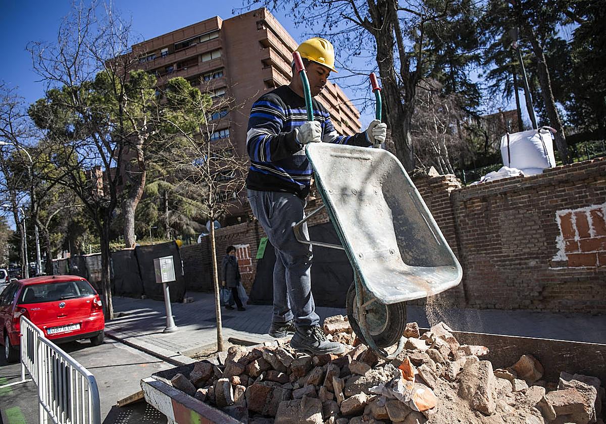Un obrero trabajando en el sector de la construcción
