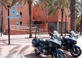 Dos motos aparcadas en la Comisaría de Policía de Elche.