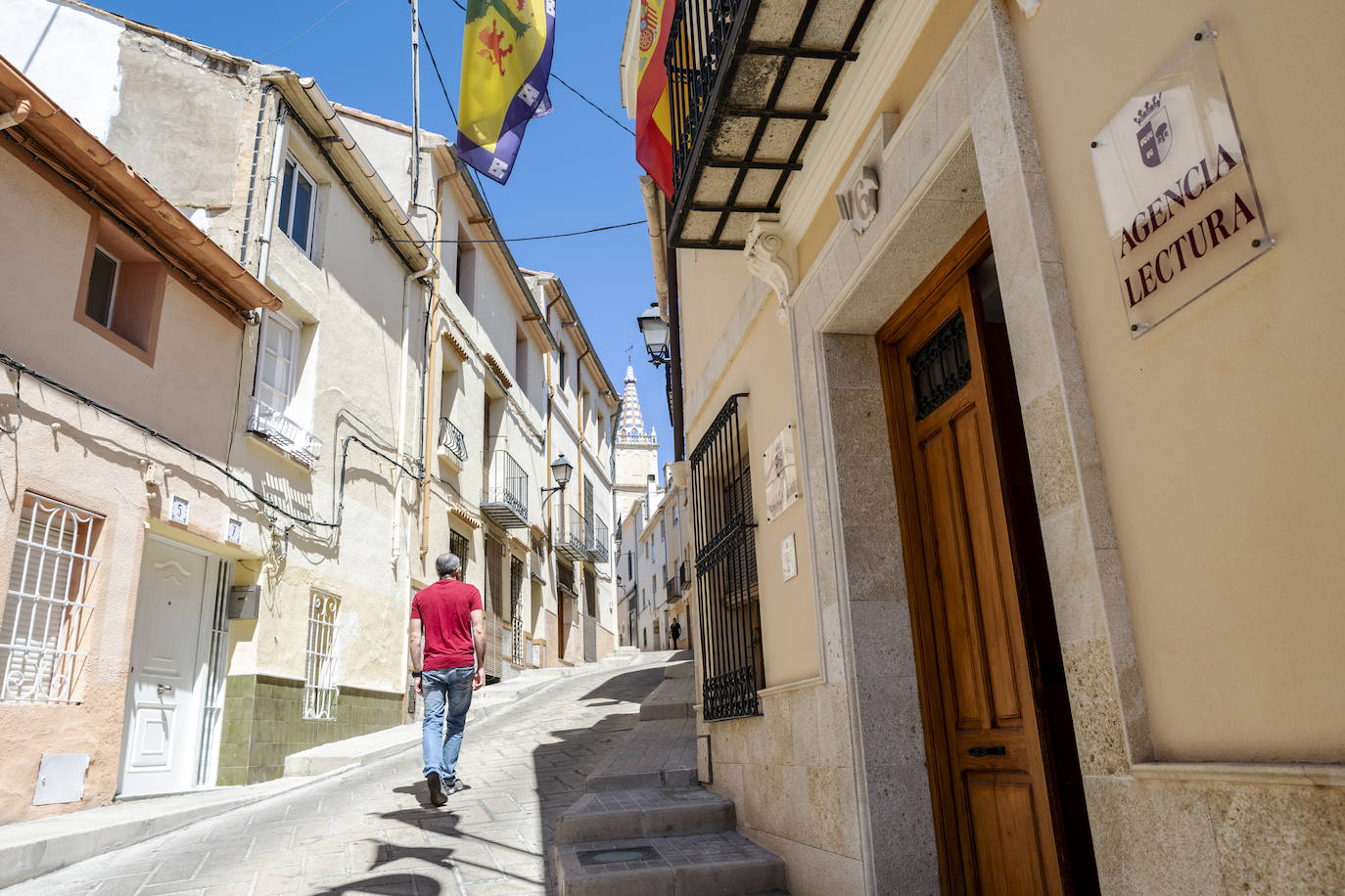 Acceso al Ayuntamiento de l'Alqueria d'Asnar.