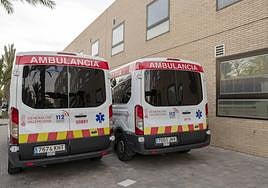 Dos ambulancias de la Generalitat en el Hospital General de Elche.