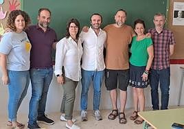 El edil de Juventud, Tito Costa, la coordinadora del proyecto por parte de la concejalía, Konsuelo Albentosa, y profesores responsables del programa en el centro.