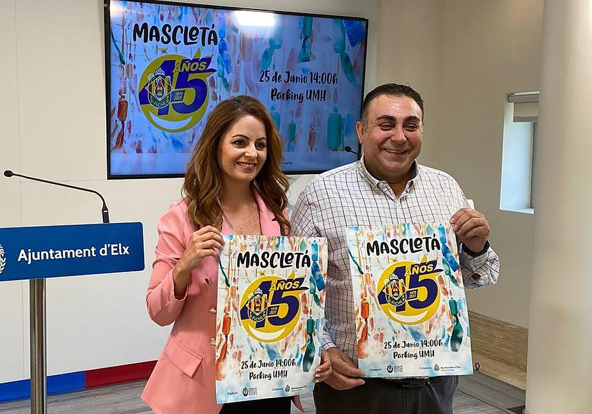 La concejal de Fiestas, Inma Mora, y el presidente de la Gestora, Fernando Jaén.