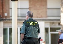 Un agente de la guardia civil