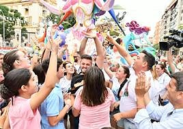 El artista, David Sánchez Llongo, llega a la hoguera Diputació-Renfe.