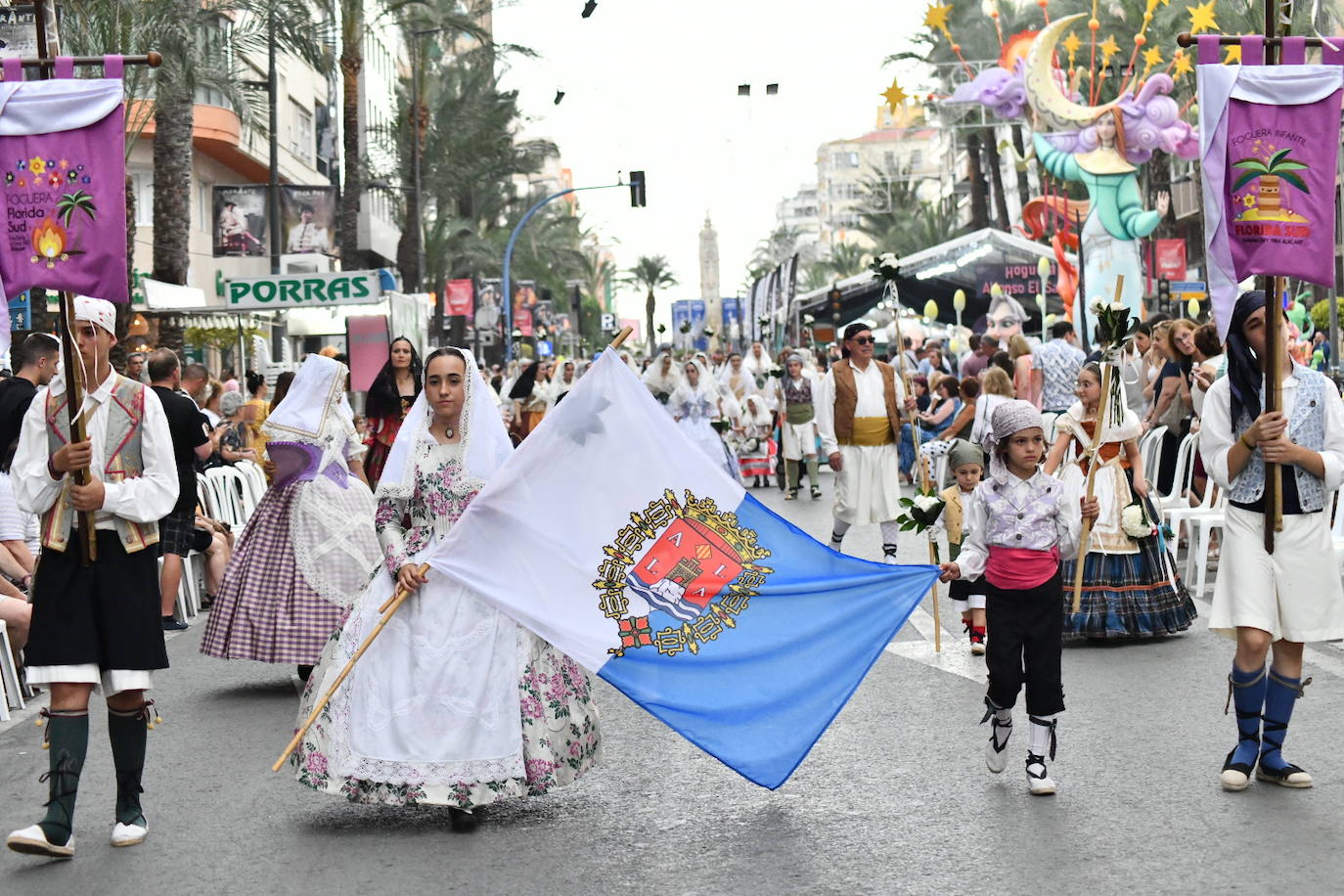 Pasión, tradición y música en la Ofrenda de Flores a la patrona de Alicante