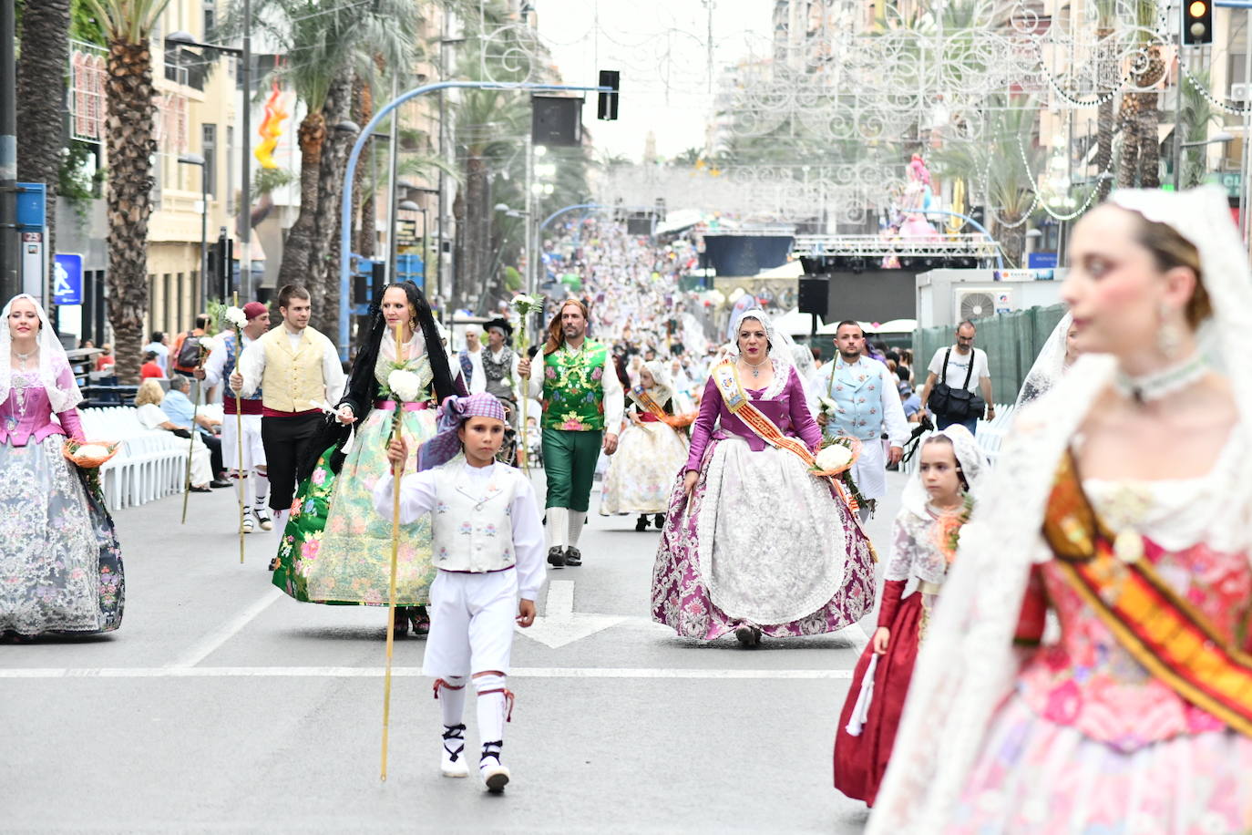 Pasión, tradición y música en la Ofrenda de Flores a la patrona de Alicante