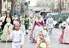 Pasión, tradición y música en la Ofrenda de Flores a la patrona de Alicante