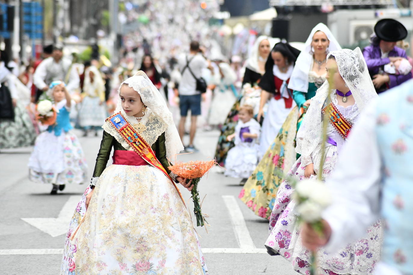 Pasión, tradición y música en la Ofrenda de Flores a la patrona de Alicante