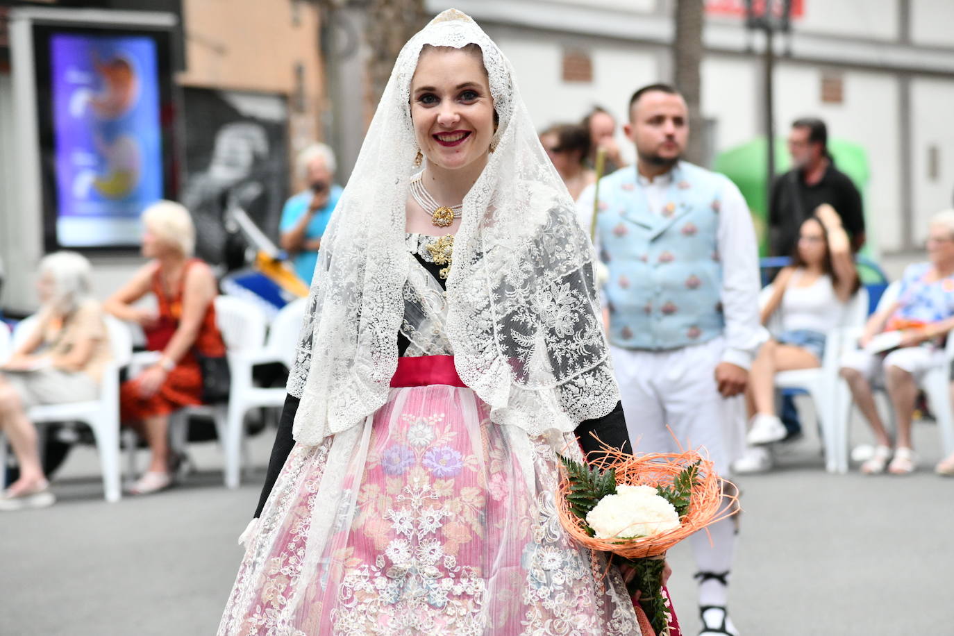 Pasión, tradición y música en la Ofrenda de Flores a la patrona de Alicante