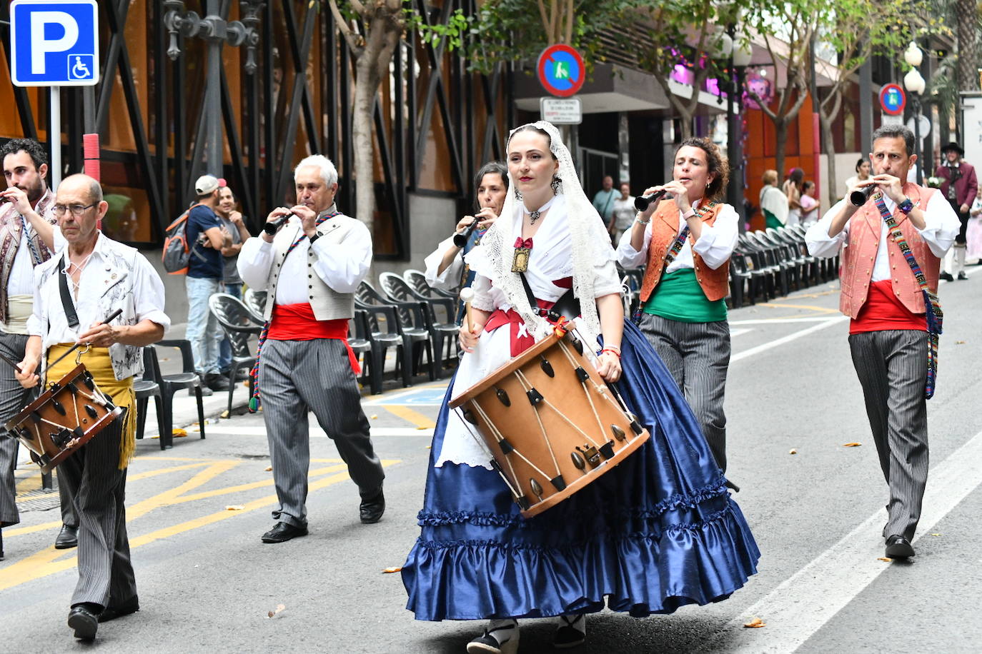 Pasión, tradición y música en la Ofrenda de Flores a la patrona de Alicante