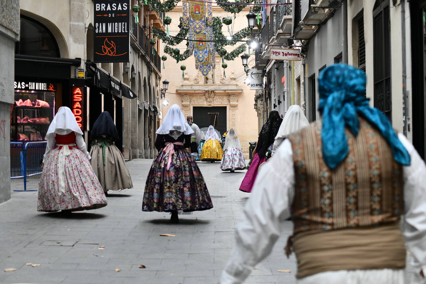 Pasión, tradición y música en la Ofrenda de Flores a la patrona de Alicante