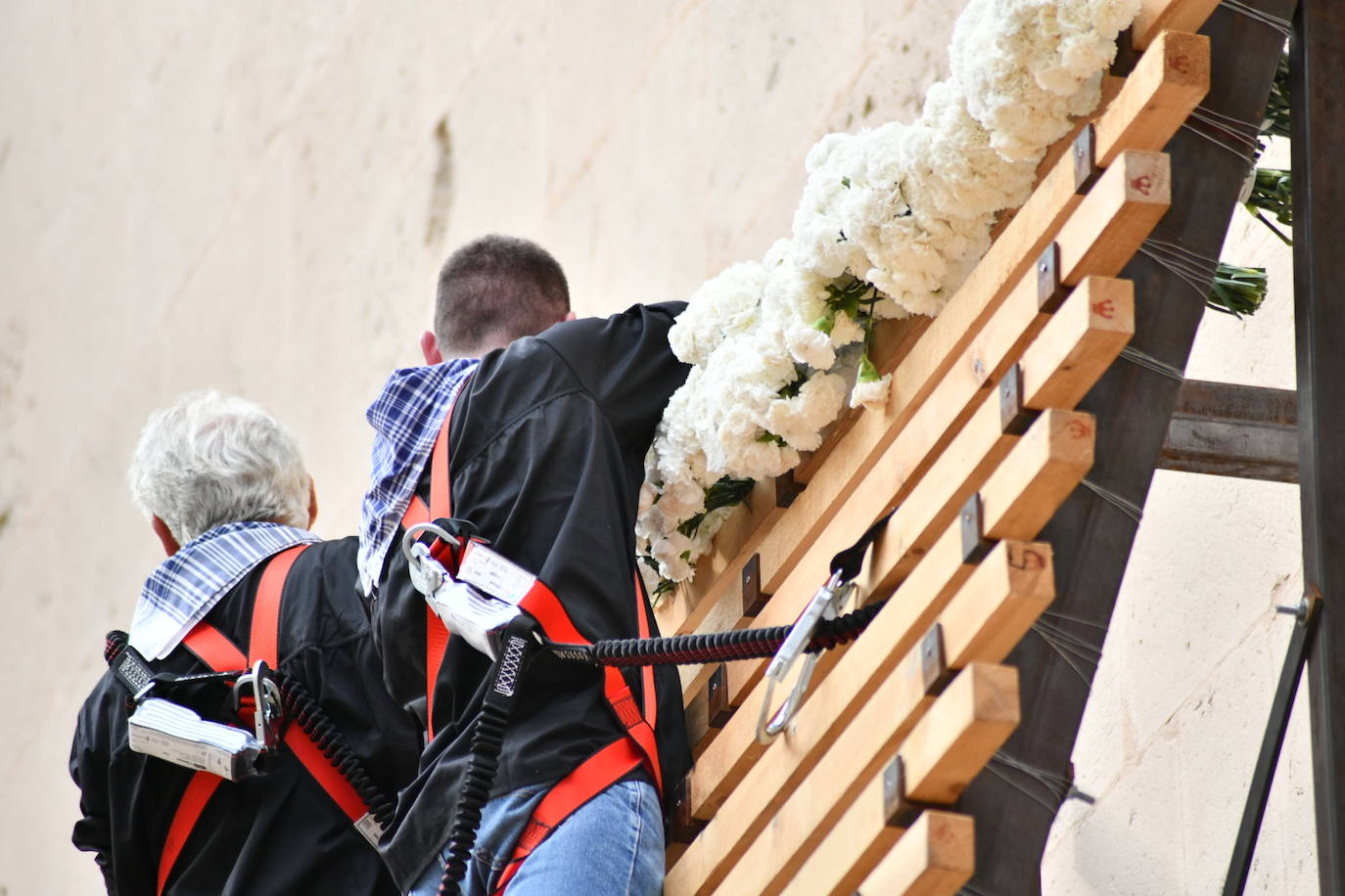 Pasión, tradición y música en la Ofrenda de Flores a la patrona de Alicante