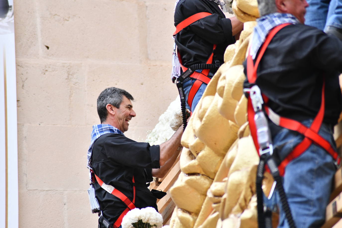 Pasión, tradición y música en la Ofrenda de Flores a la patrona de Alicante