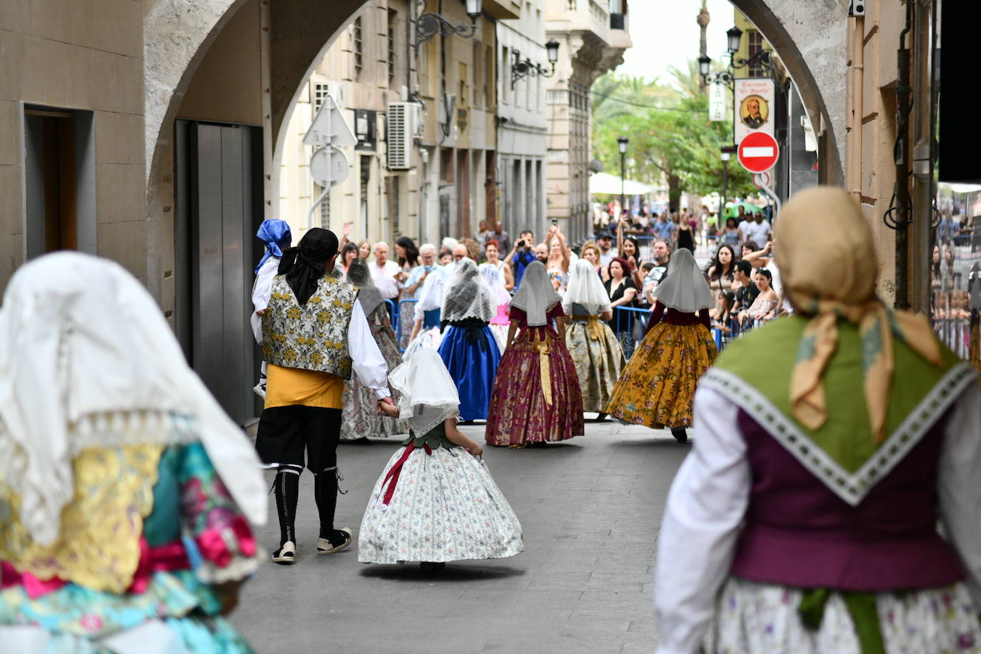 Pasión, tradición y música en la Ofrenda de Flores a la patrona de Alicante