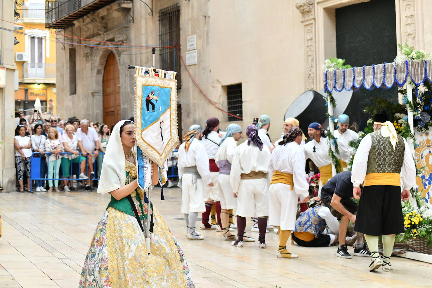 Pasión, tradición y música en la Ofrenda de Flores a la patrona de Alicante