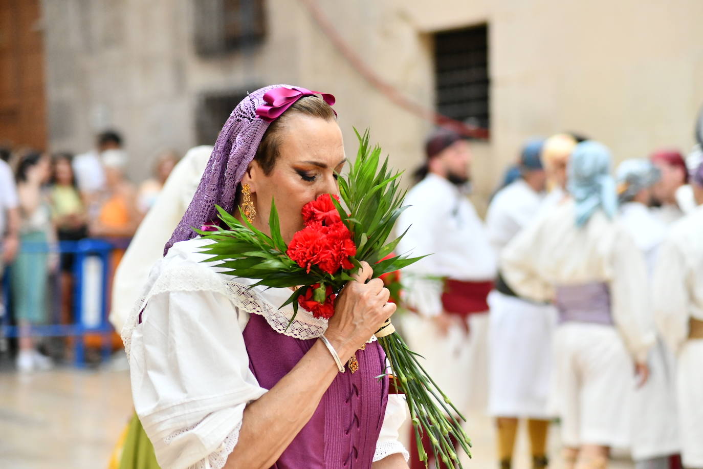 Pasión, tradición y música en la Ofrenda de Flores a la patrona de Alicante