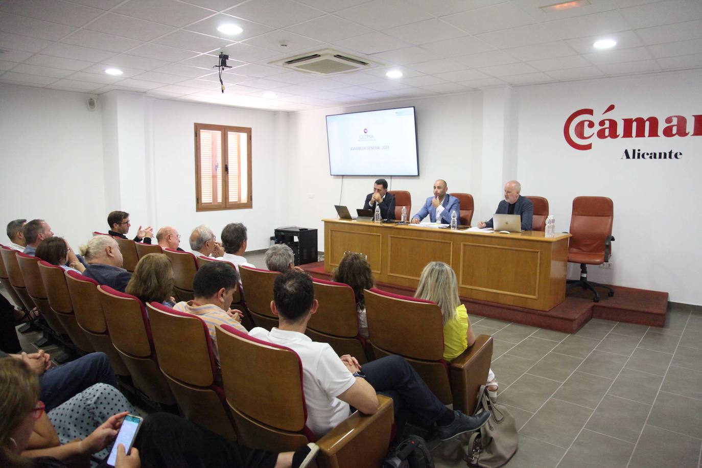 Imagen secundaria 2 - Benito Mestre: «No dejaremos de reivindicar el tren y mayor agilidad de la administración»