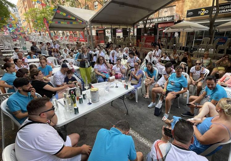 Imagen principal - Así han escuchado la lectura de premios en la hoguera La Ceràmica.