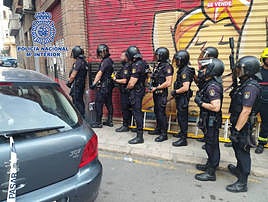 Agentes de la policía nacional trasladados hasta el lugar del incidente.