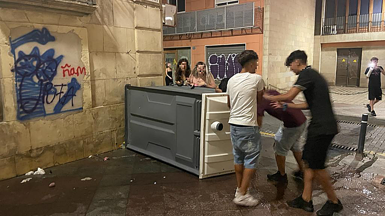 El cubículo fue volcado en una calle del centro de Alicante.