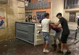 El cubículo fue volcado en una calle del centro de Alicante.