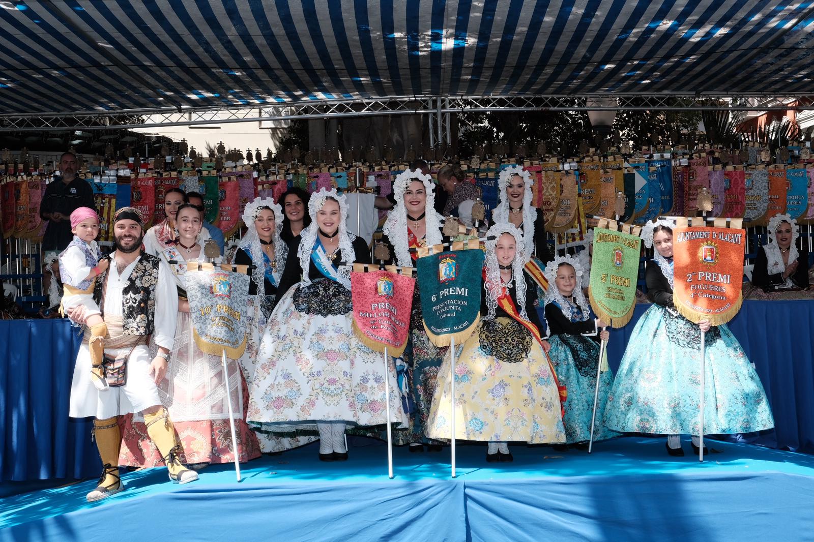 El desfile de la entrega de premios llena de color el centro de Alicante